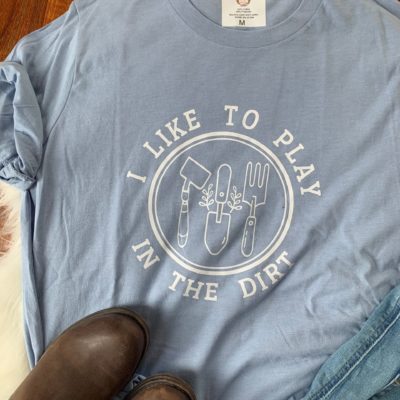 Ladies T-shirt - I like to play in the dirt